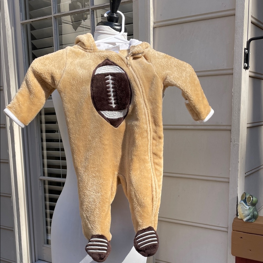 🏈 EUC- Mick Mack Hooded Fleece Football Pram, Size 0-3 Months